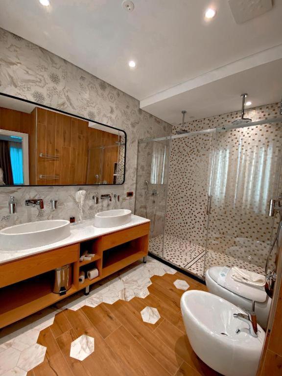 Crown Boutique Hotel Durrës Buitenkant foto