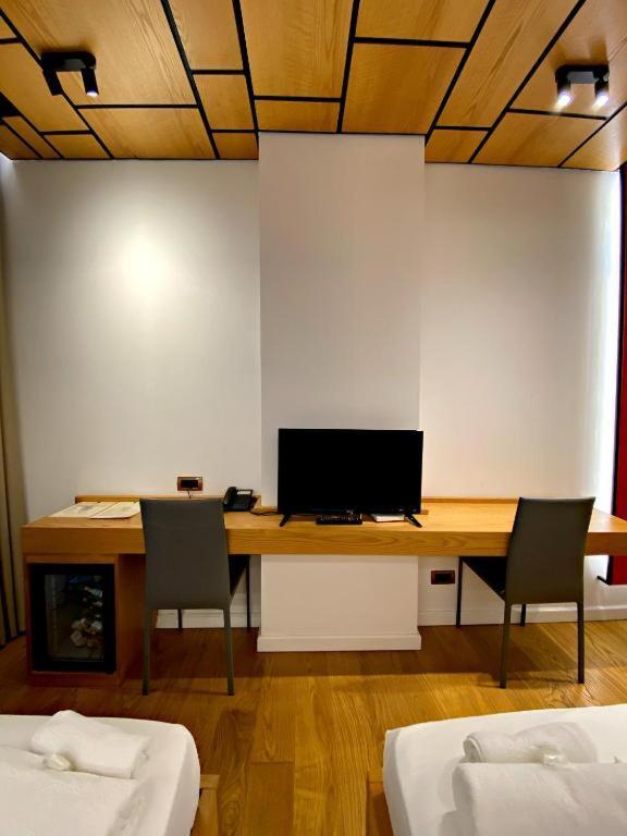 Crown Boutique Hotel Durrës Buitenkant foto