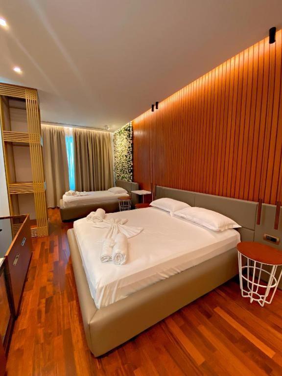Crown Boutique Hotel Durrës Buitenkant foto
