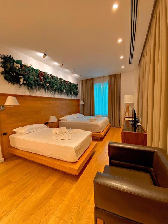 Crown Boutique Hotel Durrës Buitenkant foto